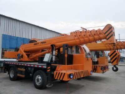 廣東吊車與山東億宏機械 10噸汽車吊在建筑工程與路橋施工中的專業(yè)應(yīng)用